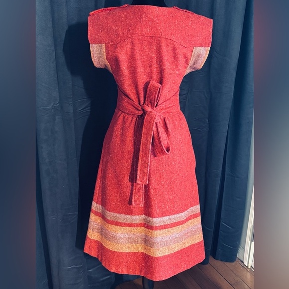 Gorgeous vintage brick red wool dress with built-in sash belt - Picture 4 of 9